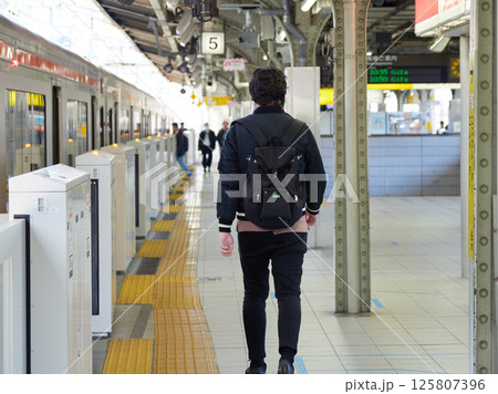 名古屋駅のホームで電車待ちの若い男性の姿 125807396