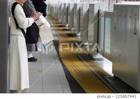 名古屋駅のホームで電車待ちの人々の姿 125807441