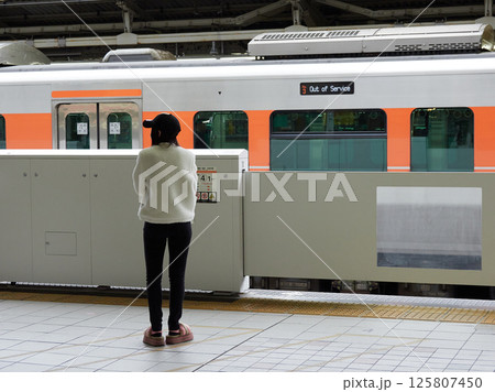 名古屋駅のホームで電車待ちの若い外国人女性の姿 125807450