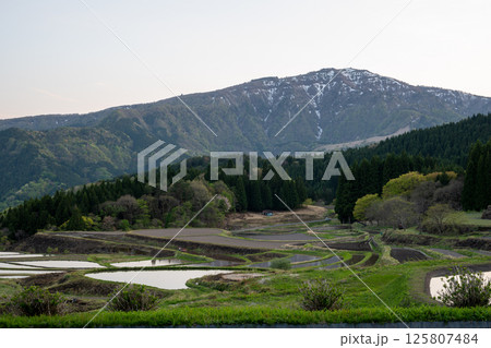 日本の兵庫県養父市の別宮の棚田の美しい風景 125807484