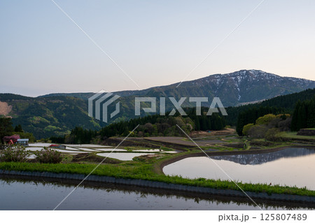 日本の兵庫県養父市の別宮の棚田の美しい風景 日本の兵庫県養父市の別宮の棚田の美しい風景 125807489