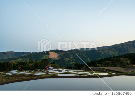 日本の兵庫県養父市の別宮の棚田の美しい風景 125807490