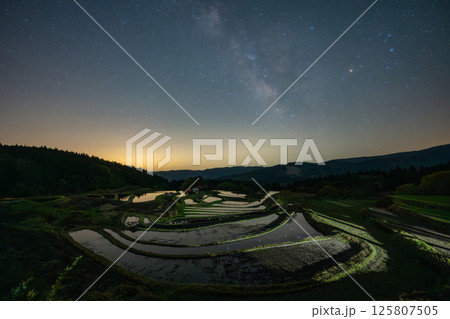 日本の兵庫県養父市の別宮の棚田の美しい風景 125807505