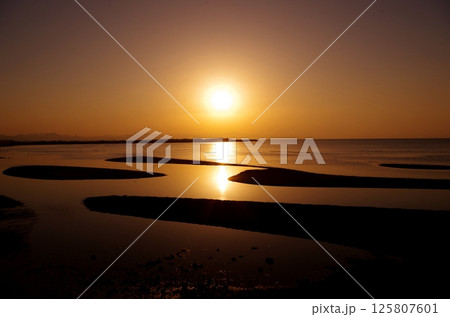 国東半島 真玉海岸の夕陽 恋叶ロード 国東半島 真玉海岸の夕陽 恋叶ロード 125807601