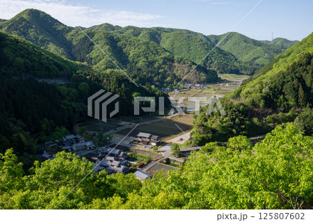 日本の兵庫県宍粟市の飯見の棚田の美しい風景 日本の兵庫県宍粟市の飯見の棚田の美しい風景 125807602