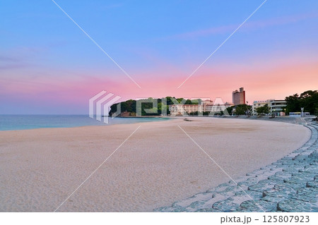 朝焼けの和歌山県 白良浜 125807923