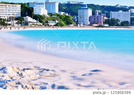 和歌山県白浜町の白良浜 和歌山県白浜町の白良浜 125808389