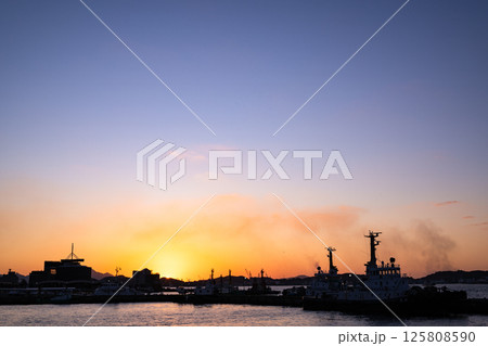 福岡県の観光地、門司港の夕景 門司港レトロ 福岡県の観光地、門司港の夕景 門司港レトロ 125808590