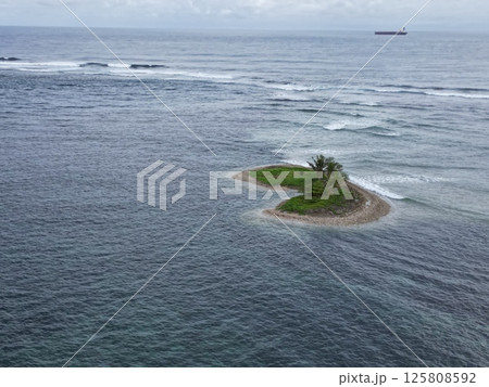 サモアの首都アピアの沖合いの美しい小島の空撮 サモアの首都アピアの沖合いの美しい小島の空撮 125808592
