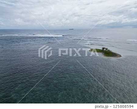 サモアの首都アピアの沖合いにある美しい小島の空撮 125808594