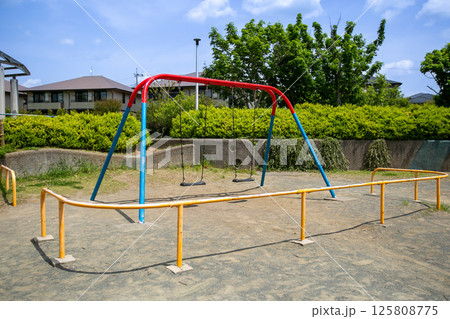 公園の遊具 125808775