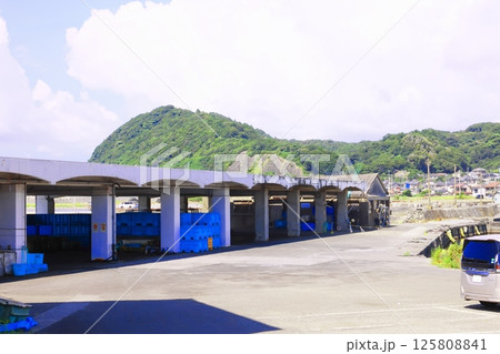 千葉県南房総市和田町和田漁港の青い海 千葉県南房総市和田町和田漁港の青い海 125808841