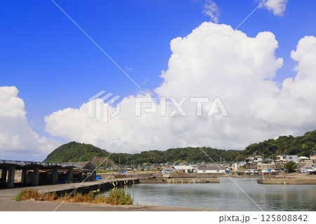 千葉県南房総市和田町和田漁港の青い海 千葉県南房総市和田町和田漁港の青い海 125808842