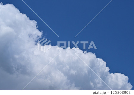 青空と白い雲 125808902
