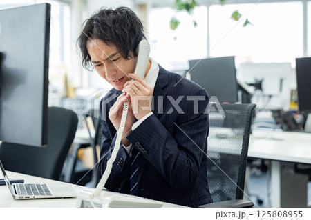 カスタマーハラスメントを受ける男性 125808955