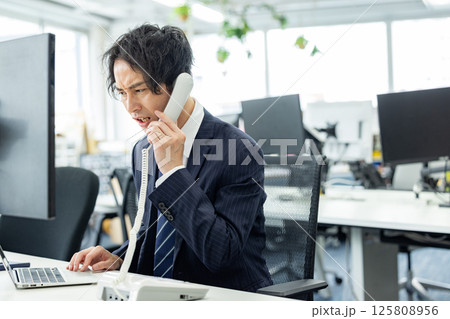 カスタマーハラスメントを受ける男性 125808956