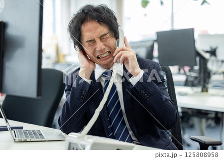 カスタマーハラスメントを受ける男性 125808958