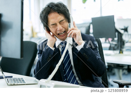 カスタマーハラスメントを受ける男性 125808959