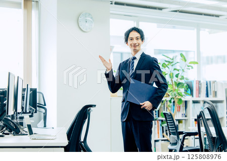 オフィスで働くビジネスマン 125808976