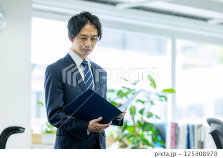 オフィスで働くビジネスマン オフィスで働くビジネスマン 125808978