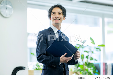 オフィスで働くビジネスマン 125808980