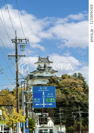 県道254号線から正面に見える掛川城天守閣 125809169