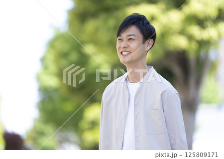 笑顔の40代前半の男性 125809171