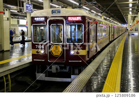 大阪都心と京都を結ぶ観光列車… 『京とれいん 雅洛』阪急7000系 125809186