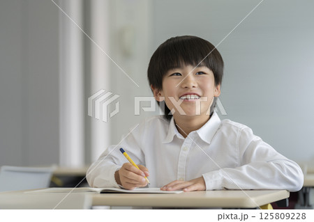 勉強する小学4年生の男の子 勉強する小学4年生の男の子 125809228