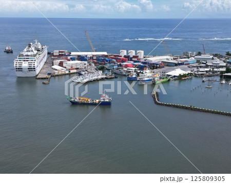 サモアの首都アピアの港湾風景の空撮 サモアの首都アピアの港湾風景の空撮 125809305