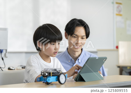 ロボットのプログラミングをする小学4年生の男の子 小学生のプログラミングスクール イメージ ロボットのプログラミングをする小学4年生の男の子 小学生のプログラミングスクール イメージ 125809555