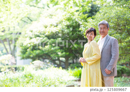 新緑を楽しむシニア夫婦、アベック、中高年、デイト、散歩 新緑を楽しむシニア夫婦、アベック、中高年、デイト、散歩 125809667