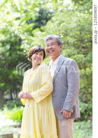 新緑を楽しむシニア夫婦、アベック、中高年、デイト、散歩 新緑を楽しむシニア夫婦、アベック、中高年、デイト、散歩 125809697