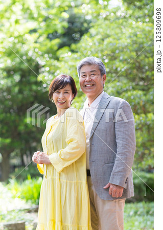 新緑を楽しむシニア夫婦、アベック、中高年、デイト、散歩 125809698