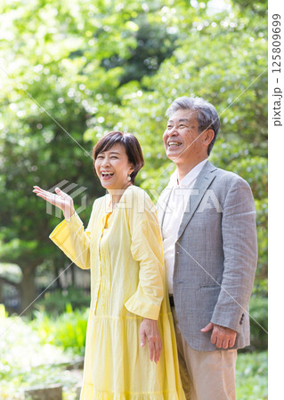 新緑を楽しむシニア夫婦、アベック、中高年、デイト、散歩 新緑を楽しむシニア夫婦、アベック、中高年、デイト、散歩 125809699