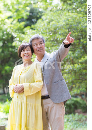 新緑を楽しむシニア夫婦、アベック、中高年、デイト、散歩 125809705