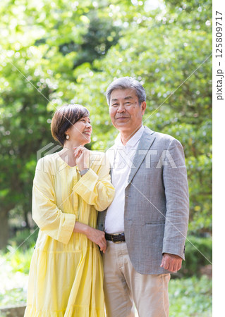 新緑を楽しむシニア夫婦、アベック、中高年、デイト、散歩 新緑を楽しむシニア夫婦、アベック、中高年、デイト、散歩 125809717