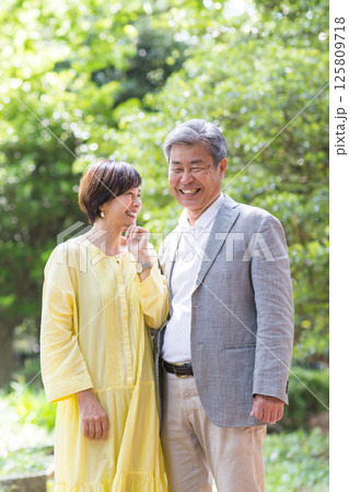 新緑を楽しむシニア夫婦、アベック、中高年、デイト、散歩 新緑を楽しむシニア夫婦、アベック、中高年、デイト、散歩 125809718