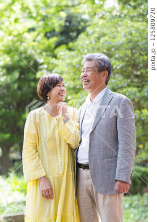 新緑を楽しむシニア夫婦、アベック、中高年、デイト、散歩 新緑を楽しむシニア夫婦、アベック、中高年、デイト、散歩 125809720