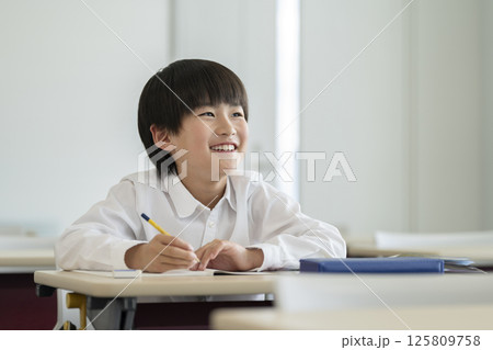 勉強する9歳の男の子 125809758