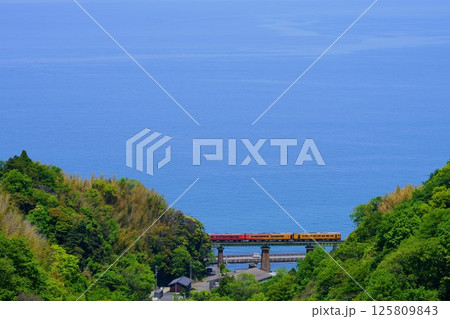青い海と茜色車体・愛ある伊予灘線を走る観光列車 青い海と茜色車体・愛ある伊予灘線を走る観光列車 125809843