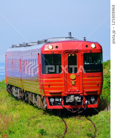 食と景色を楽しむ観光列車 伊予灘ものがたり 125809968