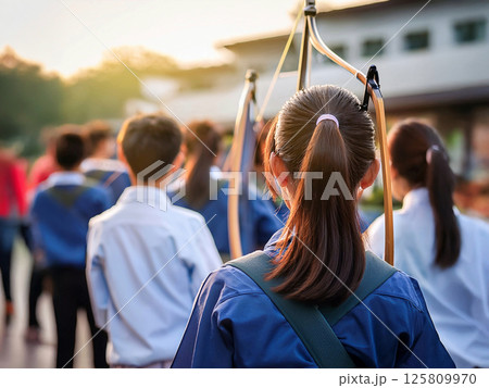 弓道部の学生の後ろ姿 125809970