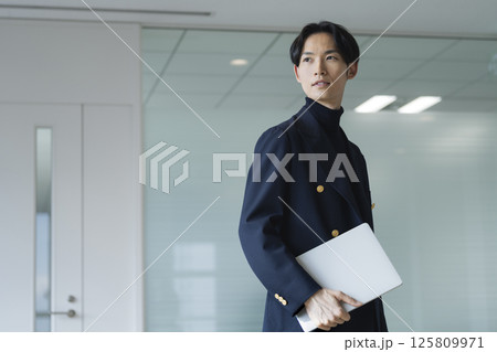 ノートパソコンを持った30代のビジネスマン ノートパソコンを持った30代のビジネスマン 125809971