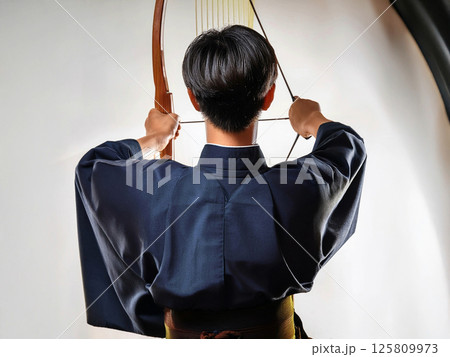 弓道をする男の子 125809973