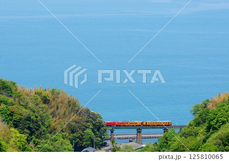 特急伊予灘ものがたりと伊予灘の大絶景 特急伊予灘ものがたりと伊予灘の大絶景 125810065