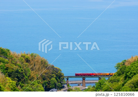 絶景の伊予灘と観光特急のコラボレーション 絶景の伊予灘と観光特急のコラボレーション 125810066