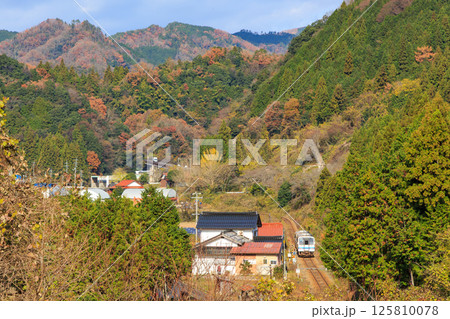 紅葉の三瓶山を背景に三江線の気動車が静かに進む 紅葉の三瓶山を背景に三江線の気動車が静かに進む 125810078