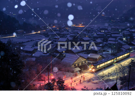 小浜市・妙見宮から雪の夜に西勢の街並みを望む 小浜市・妙見宮から雪の夜に西勢の街並みを望む 125810092