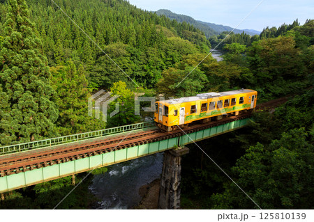 阿仁川から分離した荒瀬川が作る箱庭のような渓谷を走る秋田内陸線 125810139